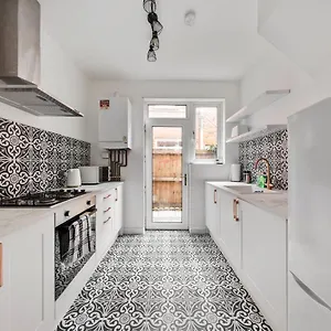 Beautifully Modern 2-bed W/garden , London Großbritannien